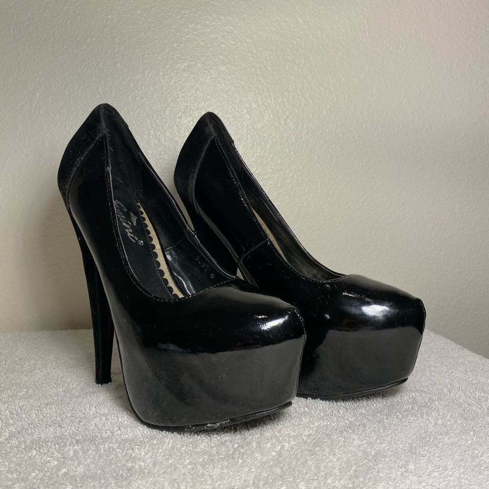 UC | 6” Black Platform Pumps | Size 6